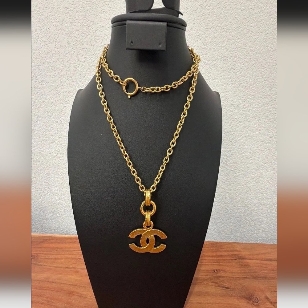 CHANEL Gold CC Pendant Chain Necklace